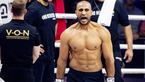 بعد إعلانه الإعتزال البطل العالمي يعود لحلبة المصارعة