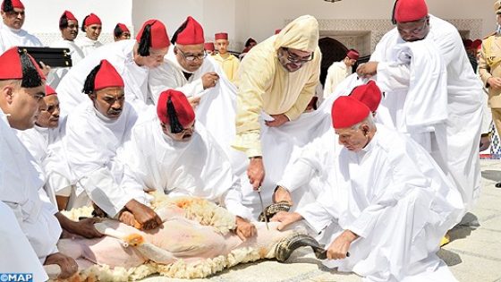 الملك يؤدي صلاة عيد الأضحى بمسجد الحسن الثاني بتطوان