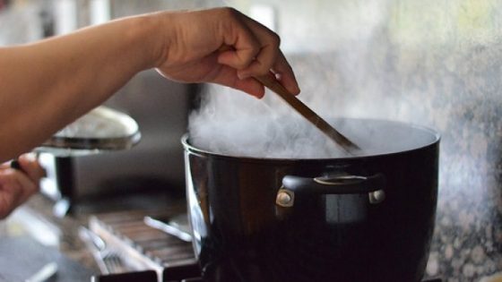 خطوات سهلة للتخلص من رائحة اللحم في المنزل خلال عيد الأضحى