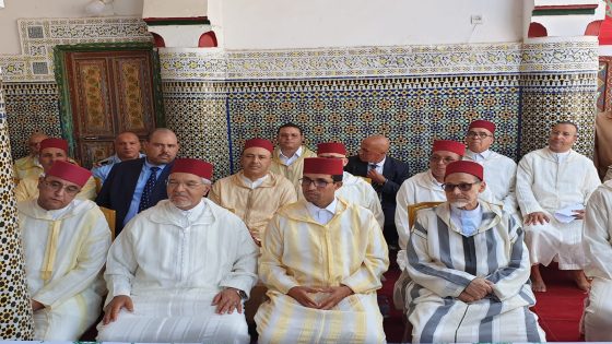 المكلف بمهمة بالحجابة الملكية وعامل اقليم تاونات يوزعون هبة ملكية للشرفاء الصافيين بضريح مولاي بوشتى الخمار