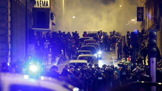 المتظاهرون يتحدّون الحشد الأمني ويشتبكون مع الشرطة مع تشييع جنازة الفتى نائل..