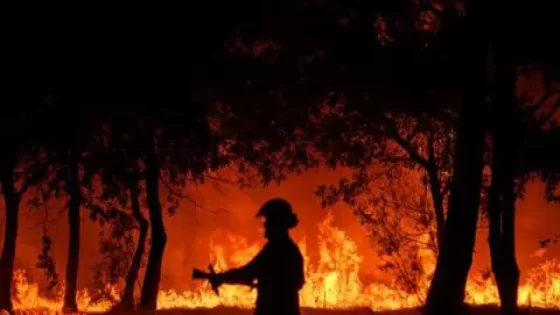 إجلاء آلاف الأشخاص بعد ما خرج حريق الغابات على السيطرة