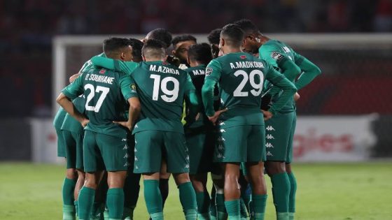 نجم الرجاء سفيان بنجديدة يوقع على عقد انتقاله إلى الدوري البلجيكي