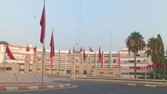 عين الدفالي :الاكشاك الحديدية و الترامي على الشارع العام يشوه المنظر العام ومطالب بضرورة التدخل.