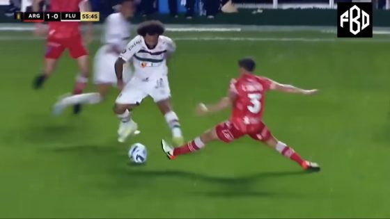 طرد وبكاء نجم ريال مدريد السابق مارسيلو بعد كسره قدم لاعب أرجنتيني بطريقة مروعة