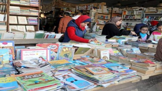 الكتبيون يستنكرون بيع مدارس خاصة للكتب ويتهمونها بابتزاز الأسر