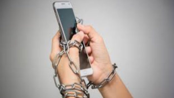 ظاهرة انخراط الشباب في التكنولوجيا: هل نحن عبيد للهواتف الذكية؟