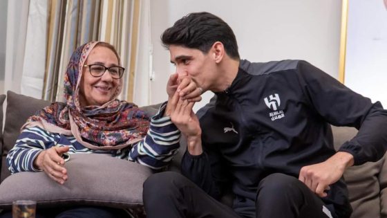 ياسين بونو يحتفل مع والدته بتتويجه بجائزة أفضل حارس في إفريقيا
