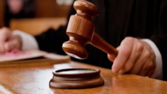 بائع متجول يحاول إقناع رجل السلطة بتسوية قضية بينما يعرض بضاعته في مقهى بطريق صفرو