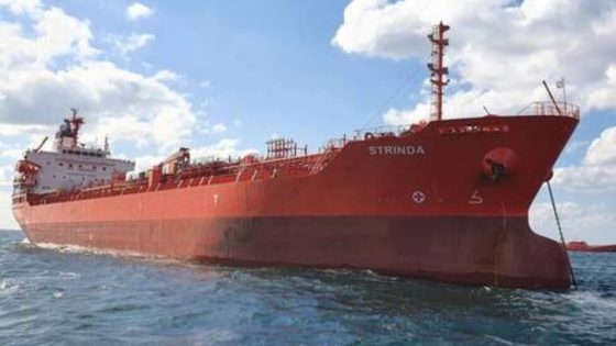 هجوم على ناقلة بضائع في البحر الأحمر يشعل التوترات شرقي عدن