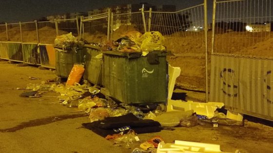 معضلة نقص حاويات النفايات في حي الوفاق الصغير بأكادير وآثارها الصحية