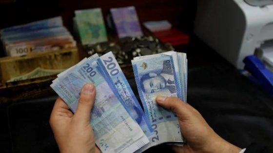 الحكومة تعلن عن صرف مبكر للرواتب وتحفيزات لاستيراد الأغنام