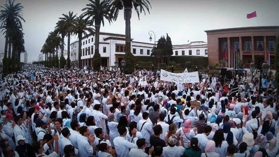 آباء طلبة الطب والصيدلة يحتجون أمام البرلمان بسبب تدهور الأوضاع