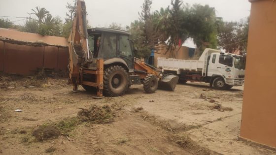 إنزكان : مدرسة المغرب العربي تتخلص من نفاياتها بعد تدخل السلطات. ( صور )