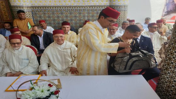 المكلف بمهمة بالحجابة الملكية وعامل إقليم تاونات يشرفون على توزيع هبة ملكية للشرفاء الصافيون بموسم الولي الصالح مولاي بوشتى الخمار …