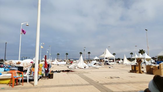 رياح تكشف عورة المعرض المنظم في مارينا بمدينة السعيدية