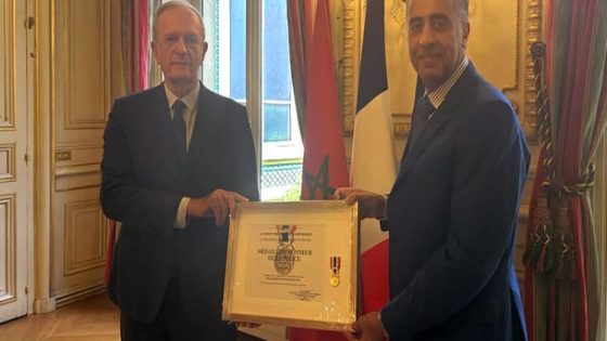 فرنسا تكرم عبد اللطيف حموشي بميدالية الشرف الذهبية