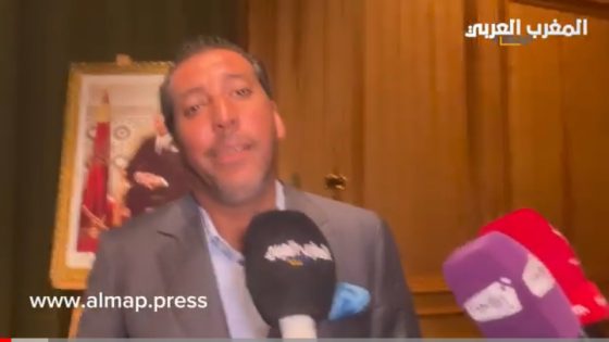 عمر جيد رئيس المجلس الإقليمي للسياحة بإفران يدعو الزوار عدم إطعام القردة خلال ندوة صحفية بالمدينة