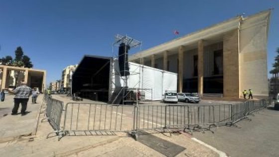 منصة مهرجان وليلي تتسبب في شلل مروري بمكناس وتفاقم الأزمات