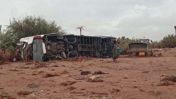 استمرار البحث عن مفقودين بعد مصرع 10 أشخاص في حادث حافلة جرفتها السيول في طاطا