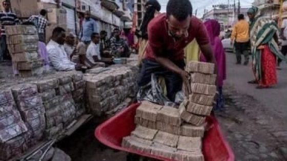 بيع النقود في شوارع الصومال رزم مالية فقدت قيمتها تتحول إلى سلعة في السوق