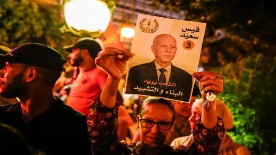 احتفالات أنصار قيس سعيد بعد إعلان فوزه الكبير في انتخابات تونس
