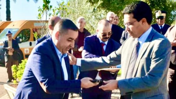 تسليم مفاتيح سيارات النقل المدرسي لجماعات ترابية من طرف عامل إقليم تاونات ،ورئيس جماعة فناسة باب الحيط يشيد بالمجهودات المبذولة