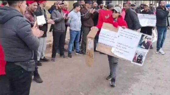 باعة فاس يحتجون بالسلاسل الحديدية في صراع مستمر حول احتلال الملك العمومي