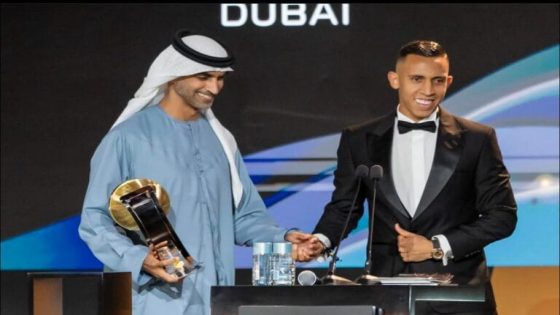 سفيان رحيمي يتسلم جائزة “أفضل نادٍ في الشرق الأوسط” نيابة عن العين الإماراتي