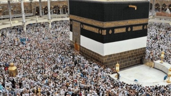 توقف مؤقت في حركة الطواف حول الكعبة بسبب الازدحام