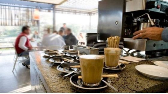 دعوة لفتح المقاهي بالنهار في رمضان ” بعضهم يأكل في الطواليط”