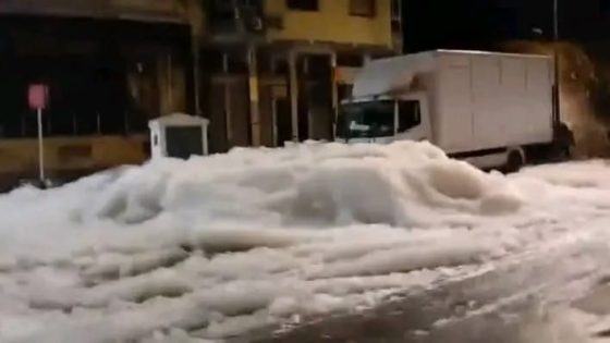 الرغوة البيضاء التي غطت شوارع البرنوصي: مصدرها غير معروف حتى الآن