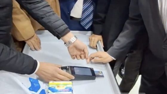 لوموند تسخر من احتفال الجزائر بأول عملية دفع إلكتروني