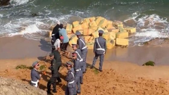البحر يكشف المستور: رزم من المخدرات تثير استنفارا أمنيا بشاطئ ضواحي آسفي