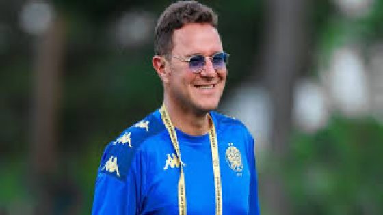حادث مفاجئ لمدرب الوداد في أمريكا والنادي يطمئن الجماهير