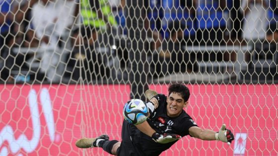 بونو على أعتاب الرحيل عن الهلال.. وغلطة سراي يتحرك لخطفه