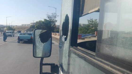 شخص يثير الذعر ويرشق المارة والحافلات بالحجارة قرب السوق الأسبوعي.