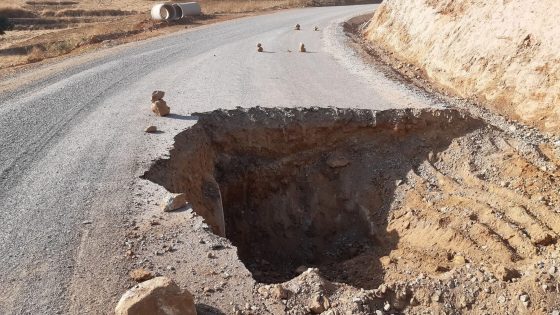 فضيحة في الطريق الجهوية 419.. حفرة خطيرة تفضح غياب علامات التشوير وتقصير المنتخبين