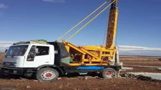 اليوسفية حجز حفارة آبار غير مرخصة في منتصف الليل بجماعة رأس العين.