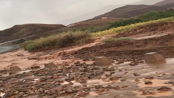 معاناة متجددة للمنطقة: سيول جارفة تقطع الطريق بين أكويم وتيديلي بإقليم ورزازات.