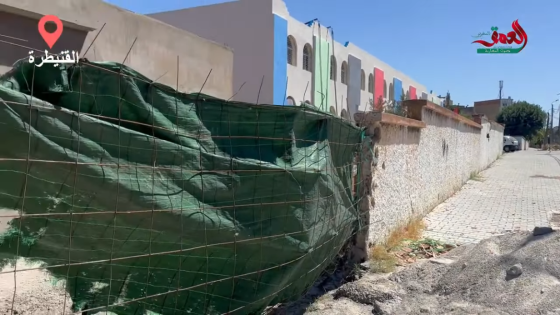 مدرسة بالقنيطرة تحت ظروف غير صحية: دراسة وسط الضجيج والغبار (فيديو)