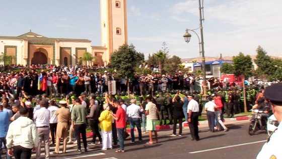 اكتشفوا تفاصيل وقفة احتجاجية لـ ‘ألتراس إيمازيغن’ أمام مستشفى أكادير