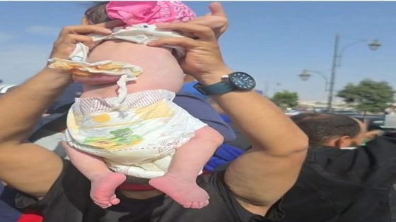 رضيعة تحتج أمام “مستشفى الموت” بأكادير… صفعة مدوية لوعود 135 مليون درهم وأرقام الحكومة