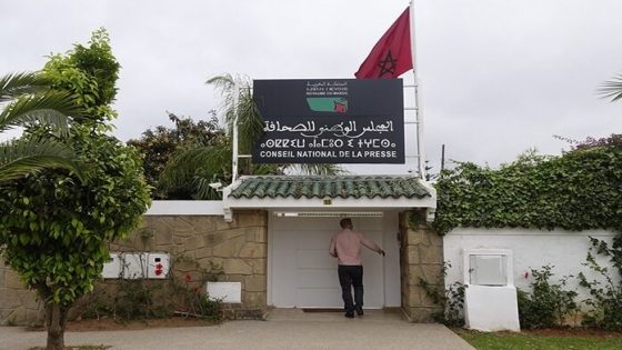 صحافيون يحتجون أمام البرلمان ضد قانون تنظيم المجلس الوطني