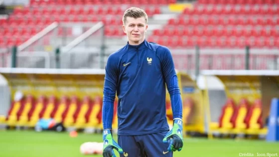 دعوة والدي لحجز تذاكر نهائي العمق الرياضي!