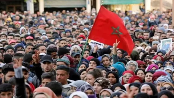 المغاربة يرفعون علمهم بفخر… وأخنوش يضعه تحت مقعده: رمزية مهدورة في لحظة وطنية تاريخية