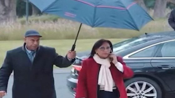 صورة تحت المطر تُشعل جدلًا واسعًا وتطرح أسئلة حول الرمزية والسلوك العام