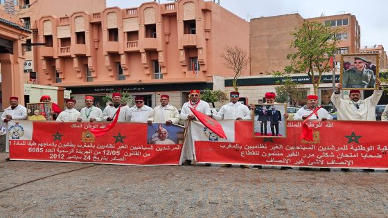 مرشدو السياحة غير النظاميين يواصلون احتجاجاتهم في مراكش للمطالبة بالإدماج المباشر تحت الرعاية الملكية