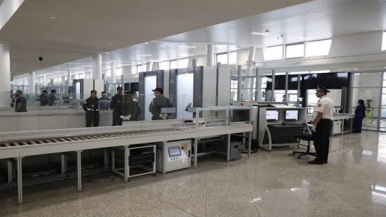 توقيف فرنسي مبحوث عنه دوليًا بمطار مراكش المنارة متلبسًا بجواز سفر مزور وارتباطات بتهريب المخدرات