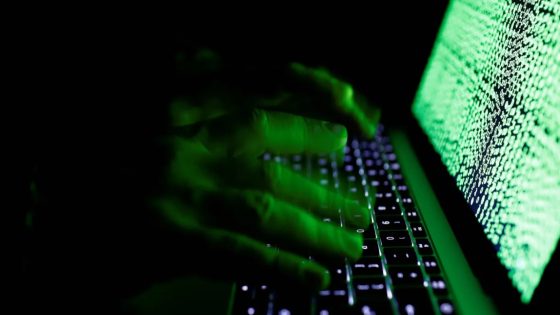 تفكيك شبكة احتيال رقمي تستهدف أسرًا بعروض فيلات وهمية بإفران